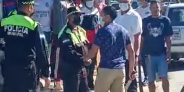 (VIDEO) Trasciende enfrentamiento entre Policía Municipal y vendedores en El Progreso